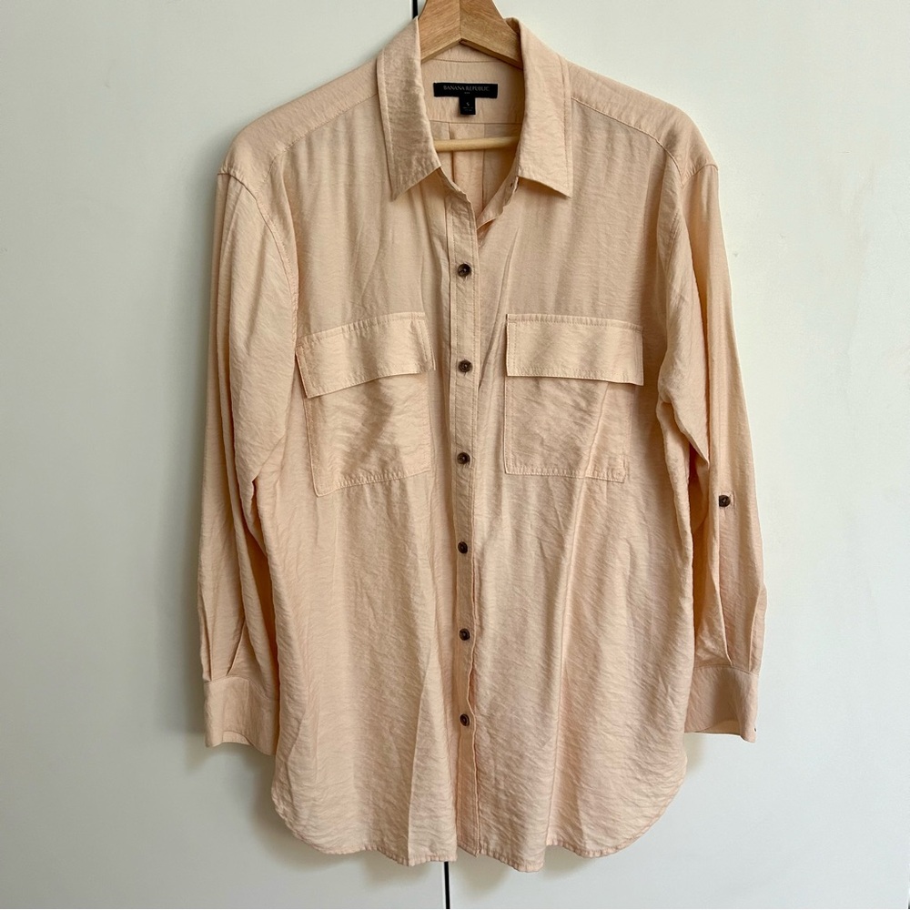 Banana Republic silky neutral blush button down blouse